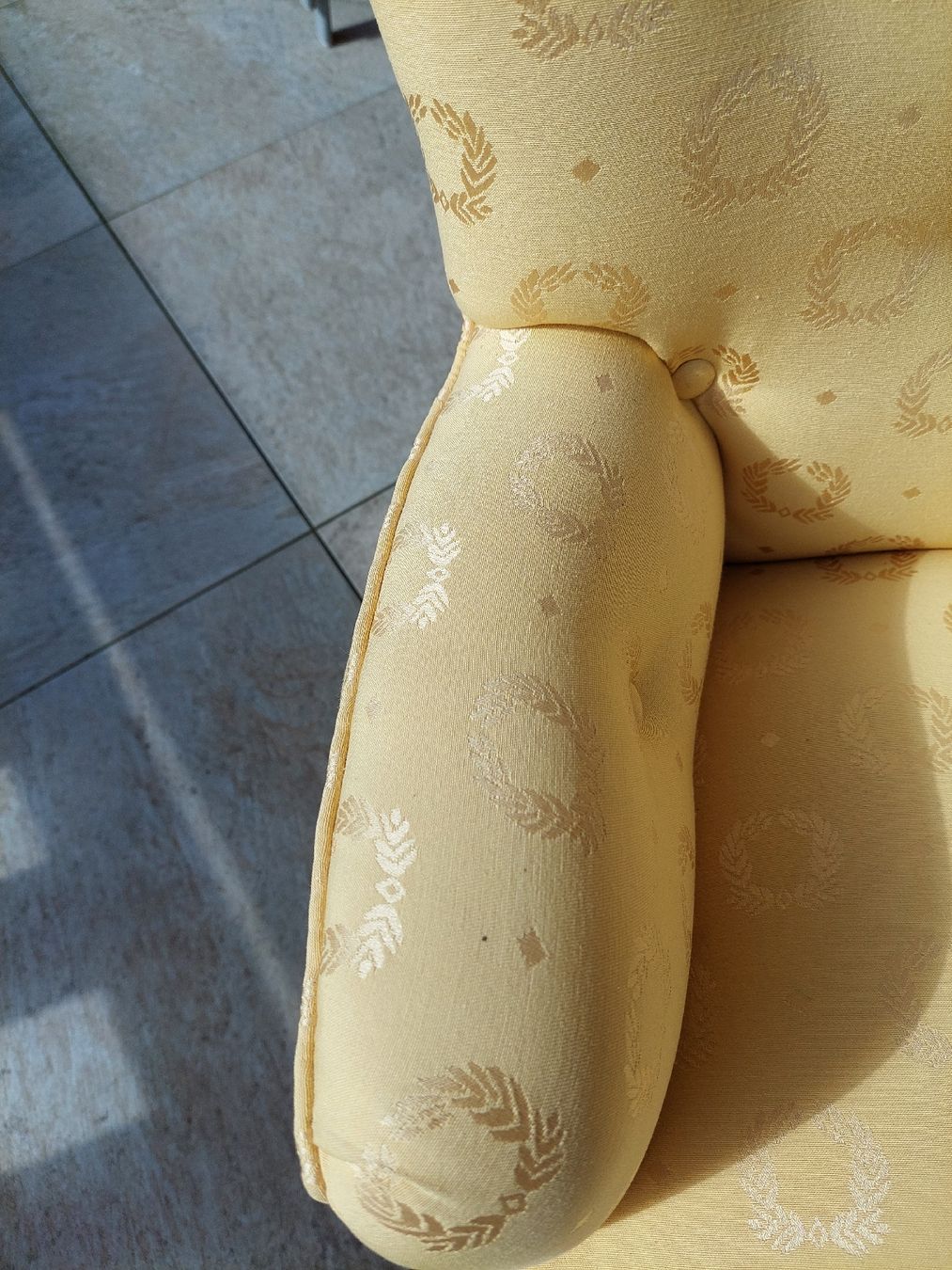 Sessel: Schöner goldener Sessel mit Ornamenten – Gebraucht aus Crésuz von NgauNgau 5