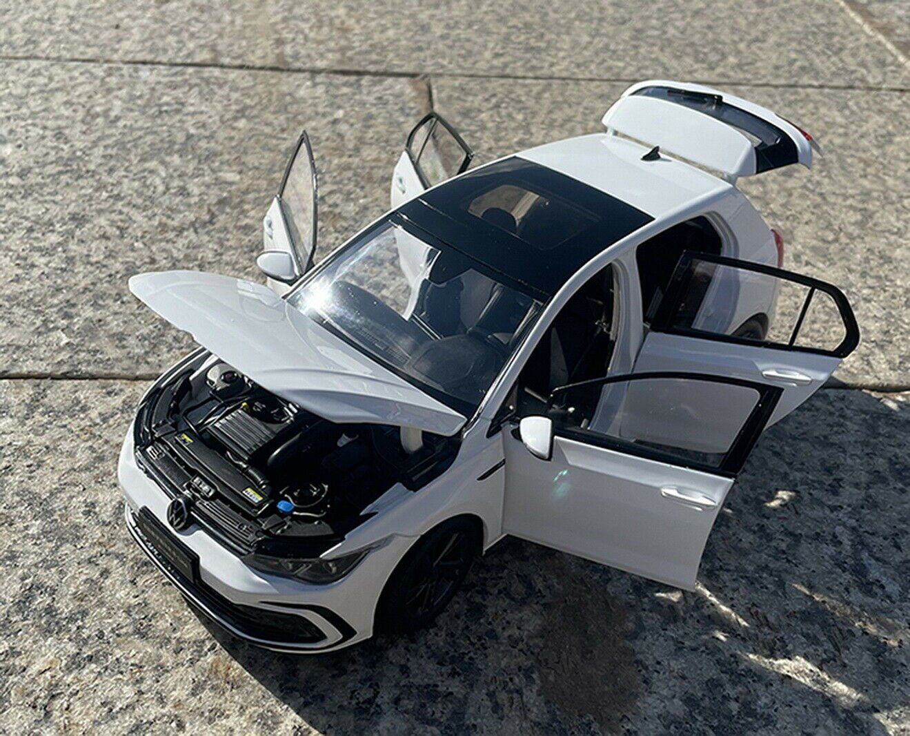 Volkswagen Modellautos: VW GOLF 8TH 2020 WEISS 1:18 PAUDI – Neu und originalverpackt aus Suhr von Moebelsiralfred 1