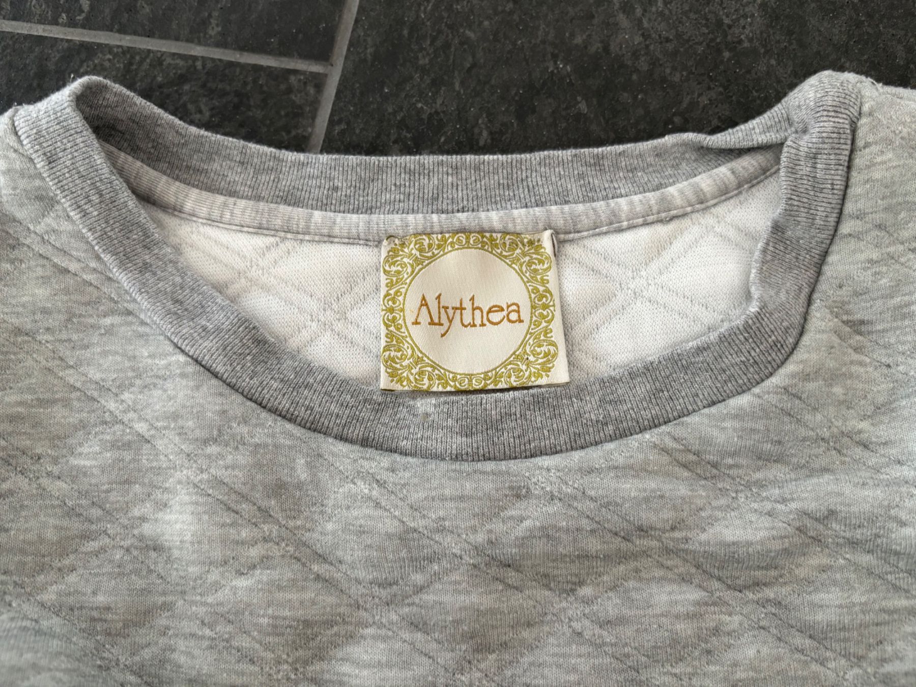 Pullover & Sweatshirts: Pullover - grau mit stylischen Perlen -  Gr. S – Gebraucht aus Stadel von Chanel_5 2