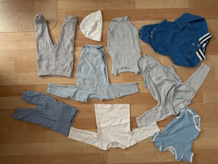 Babykleider weiss/blau/grau Bodys Hosen Mütze