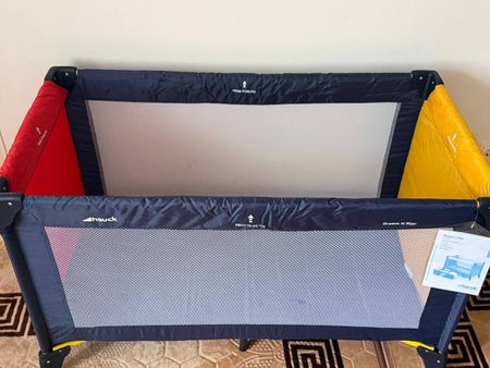 Hauck Dream N Play Reisebett blau/rot/gelb - Der Klassiker