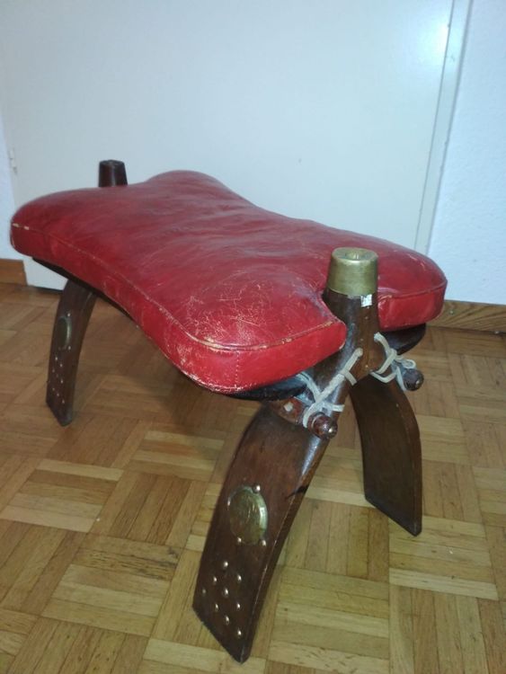 Antiker Kamelhocker/Fusshocker aus Holz und Leder rot (Gebraucht) in ...