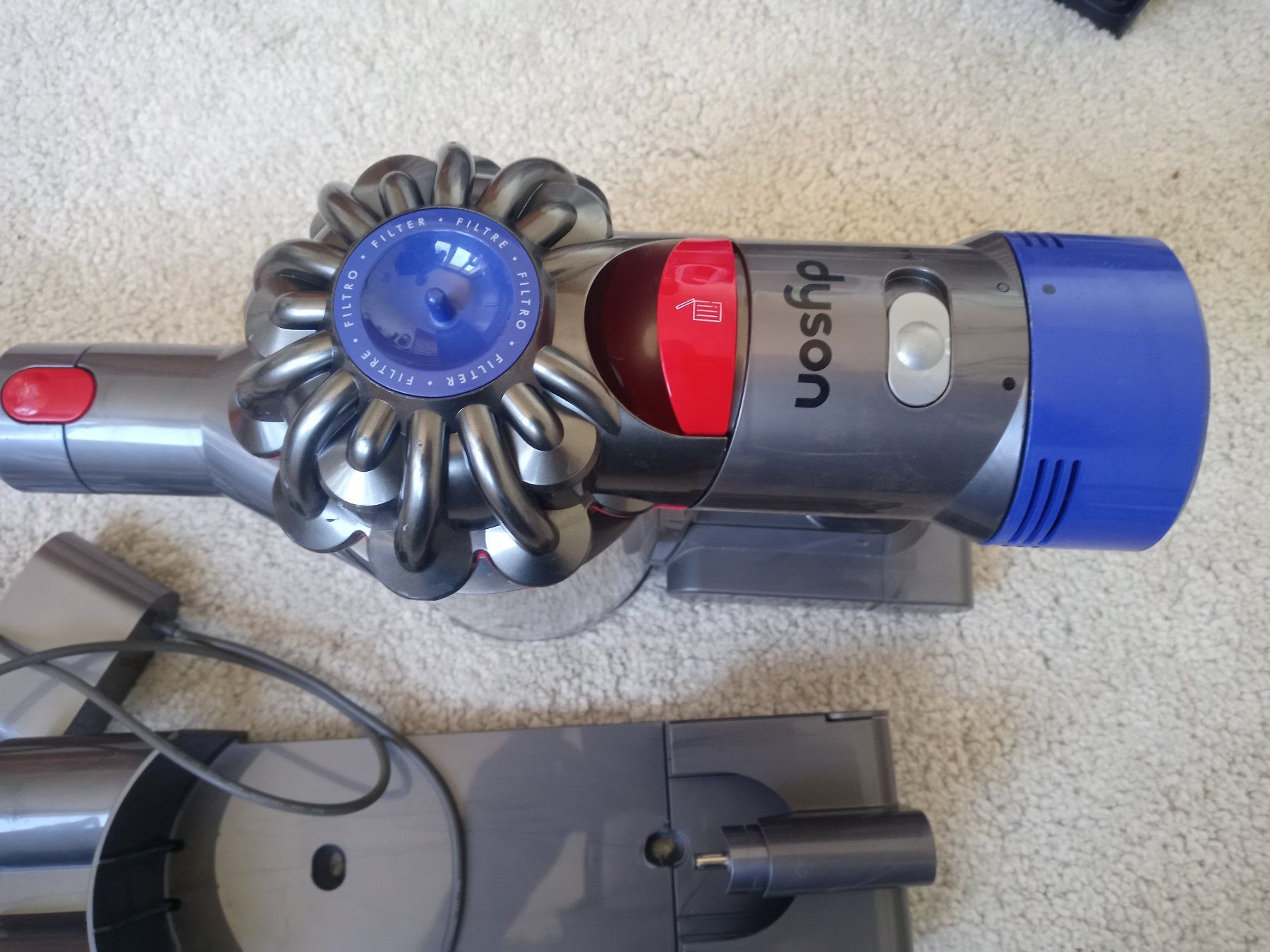 Dyson Aspirateurs & Accessoires: Handstaubsauger Dyson V8 – D'occasion à Prez-vers-Siviriez par Monija70 2