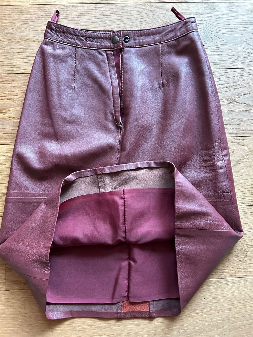 Gonne: Vintage Jupe Echtleder bordeaux – Usato da Niederrohrdorf venduto da Mirjam3056 5