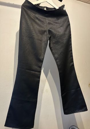 Schwarze Hose mit Kroko-Muster, stylisch für den Herbst!