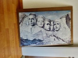 Bild v. Mount Rushmore. Elvis, Merilyn, JamesDean, Bogard !