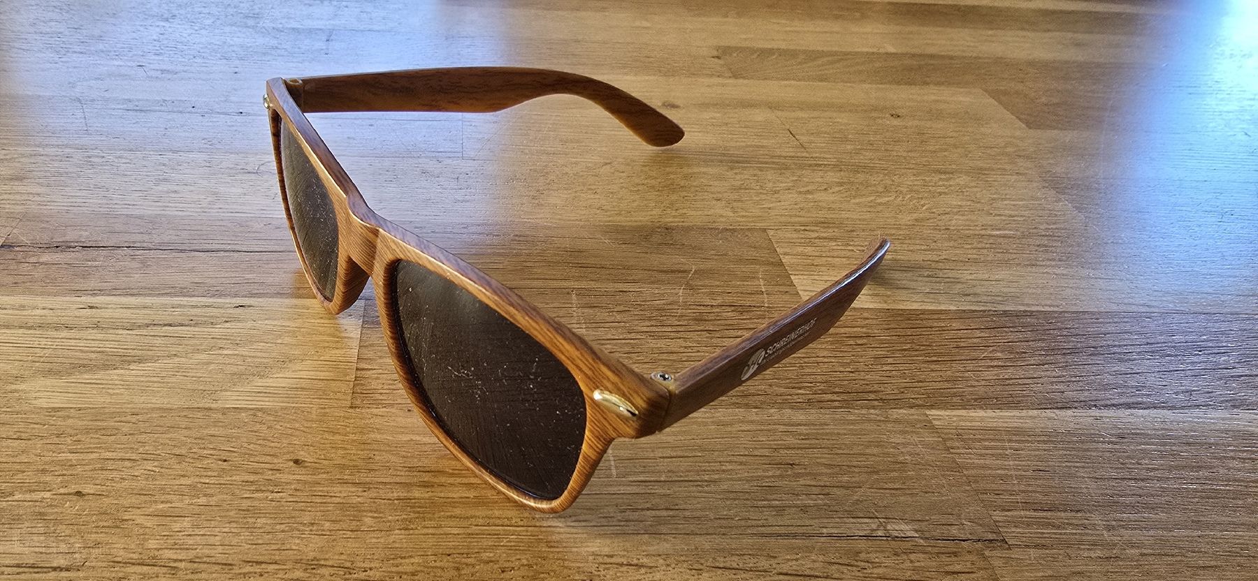 Brillen & Gläser: Sonnenbrille mit Holzoptik – Gebraucht aus Emmetten von Amelandrea