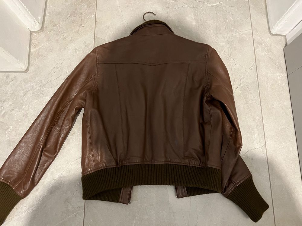Elegantes Lederjacke Von Mango Bild
