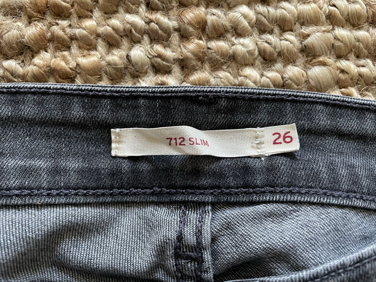 Levi's Jeans: Levi's Hose Slim Grösse 26 grau/schwarz – Usato da Basel venduto da Garfield038 3