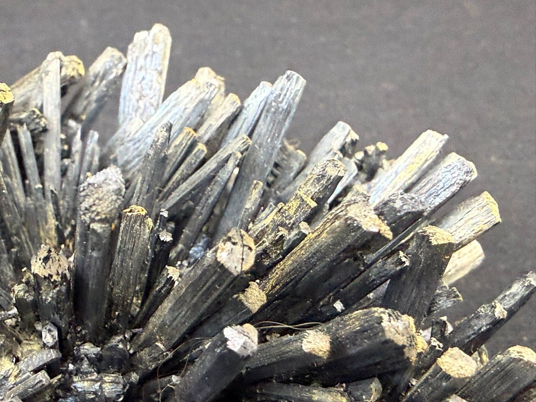 Minerali & Pietre curative: Stibnit mit Stibiconit Überzug – Usato da Schinznach Bad venduto da Demerald 1