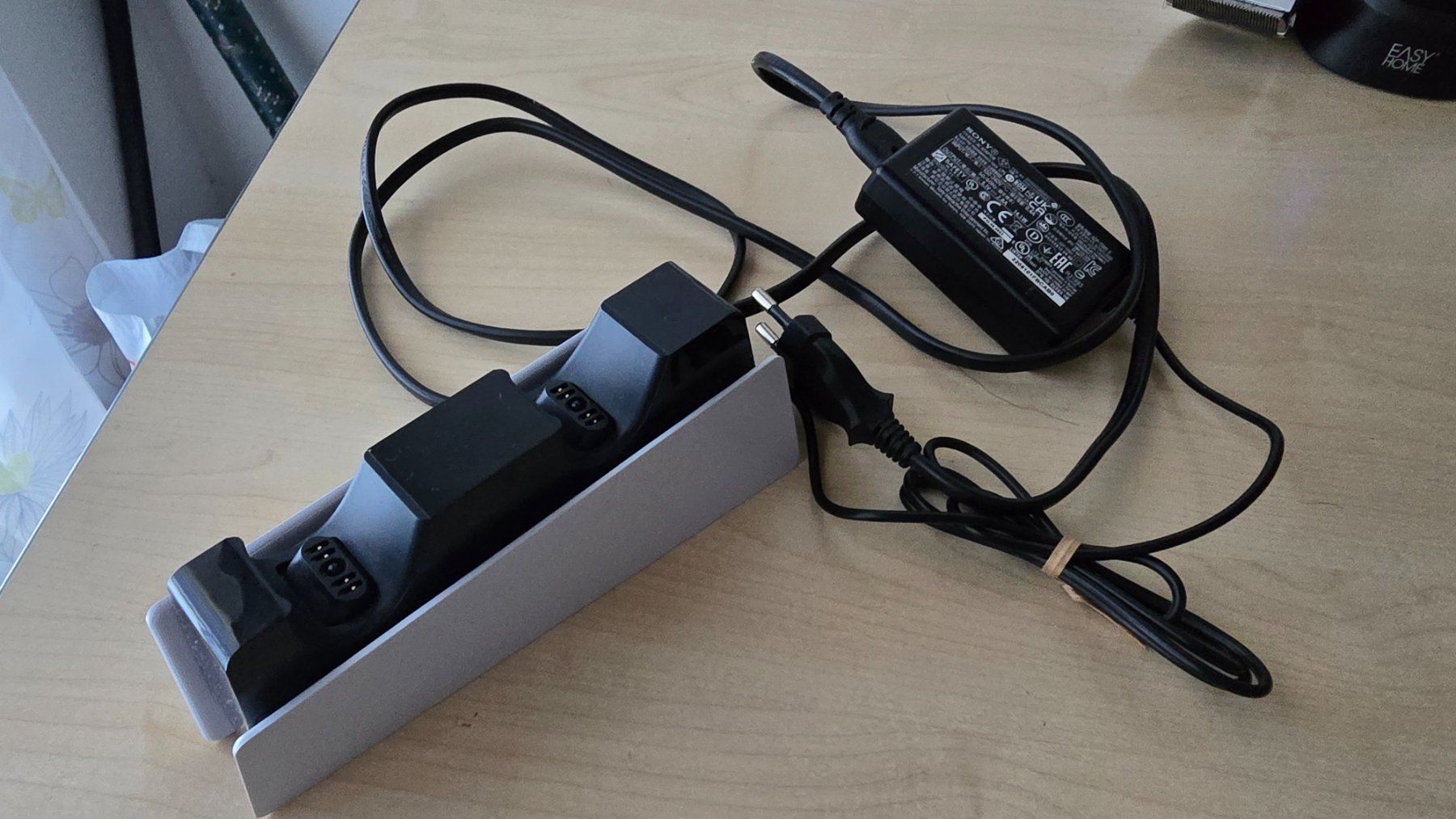 Sony Konsolen: 2 games PS5 + Sony DualSense Charging Station – Gebraucht aus Rennaz von DYL-HOOKYE 3