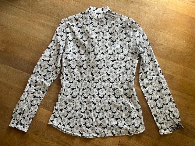 Chemisiers: Hübsche Bluse mit Blumenmuster und Rüschen – D'occasion à Steinmaur par Dyleila 1
