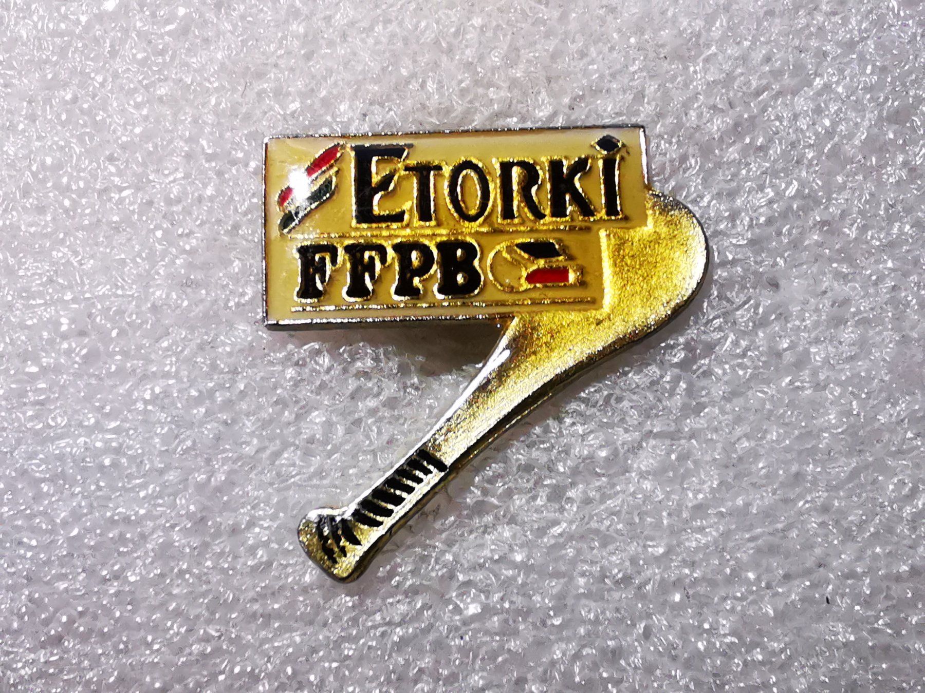 Placchette & Badge: Ansteckpin 63: Etorki – Usato da Oppligen venduto da Pin-Fall-Shop