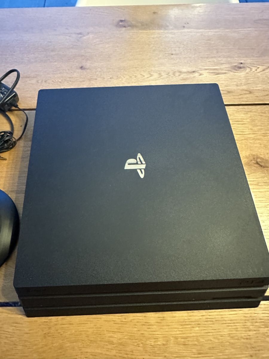 Sony Console: PlayStation PS4 Pro mit zwei Controller  – Usato da St. Gallen venduto da ire_6ktn 1