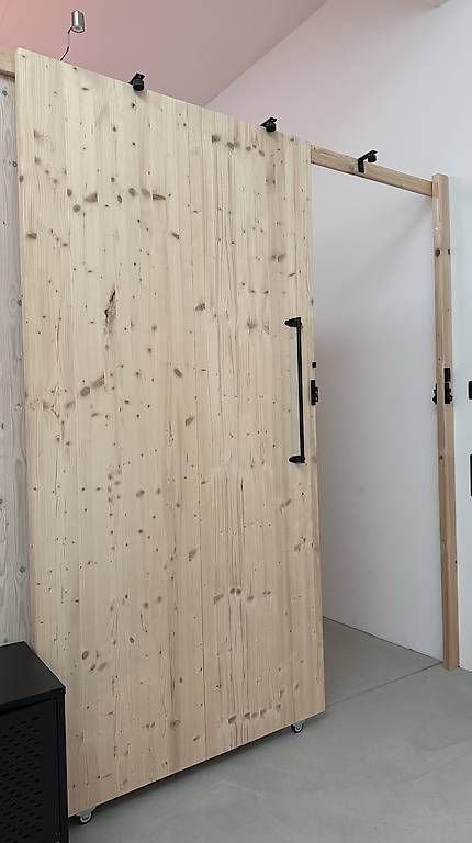 Schränke: Schiebetür hängend oder rollend, Kiefer – Gebraucht aus Basel von bos_y6pm