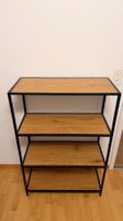 Leichtes Metallregal mit Holzplatten