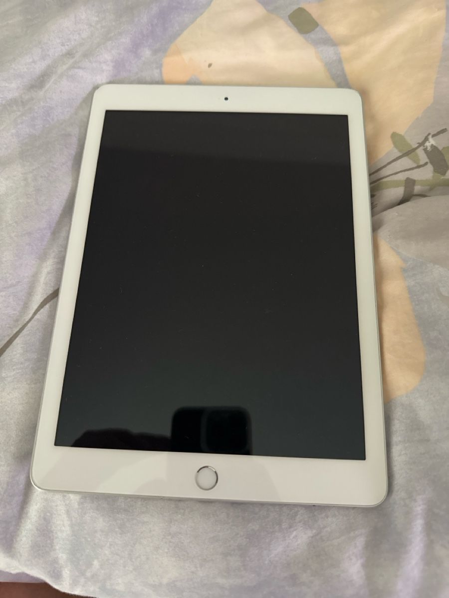 Apple Tablet PC: Apple iPad 6. Generation 32 GB gebraucht – Gebraucht aus Olten von HoYa01 2