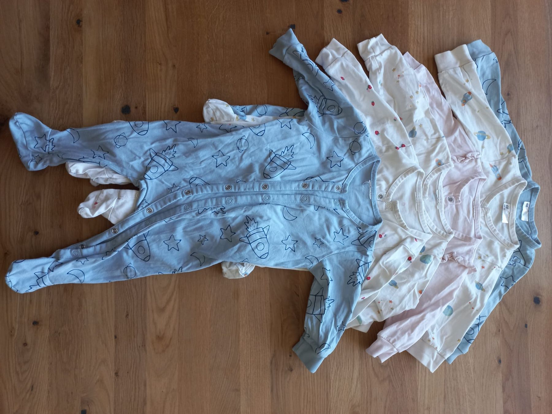 Pyjamas: Lot de 12 pyjamas bébé  68 et 6 mois – D'occasion à Croy par bad_c6bf