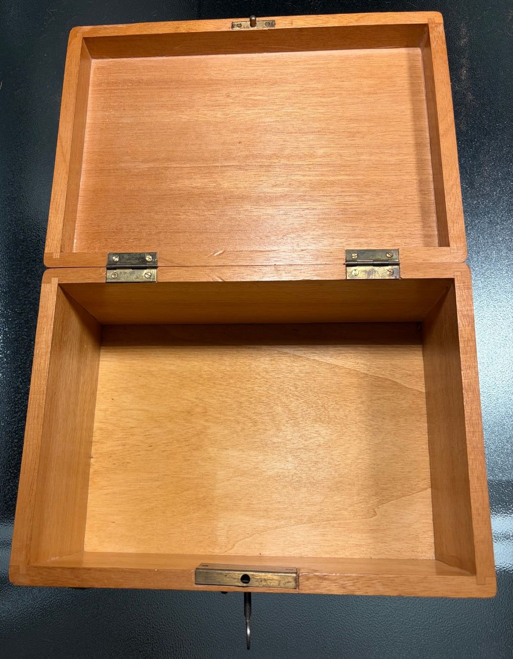 Coffres: Holzschatulle abschliessbar 25x18x13cm – D'occasion à Aarwangen par concorde58 1