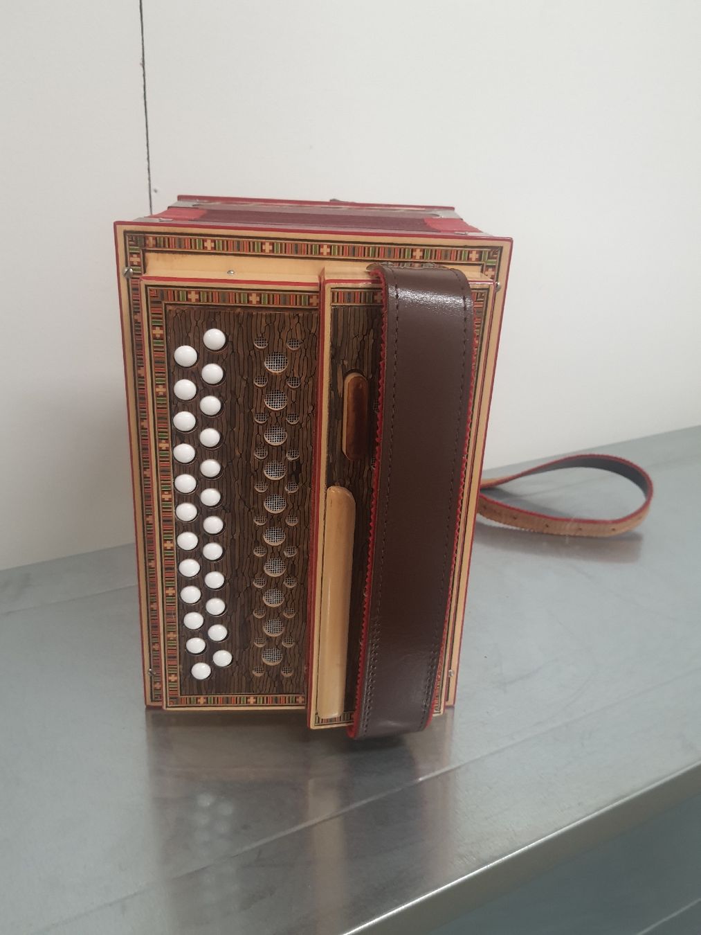 Gwerder Musikinstrumente: schwyzerorgeli Gwerder ton B ... 3 voix ... à restaurer .. – Gebraucht aus Pont-de-la-Morge von Mirabelle0 4
