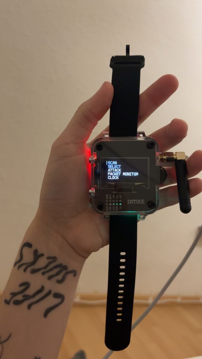 Smartwatch: DSTIKE deauther watch – Neu (gemäss Beschreibung) aus Zürich von AitanaMueller1