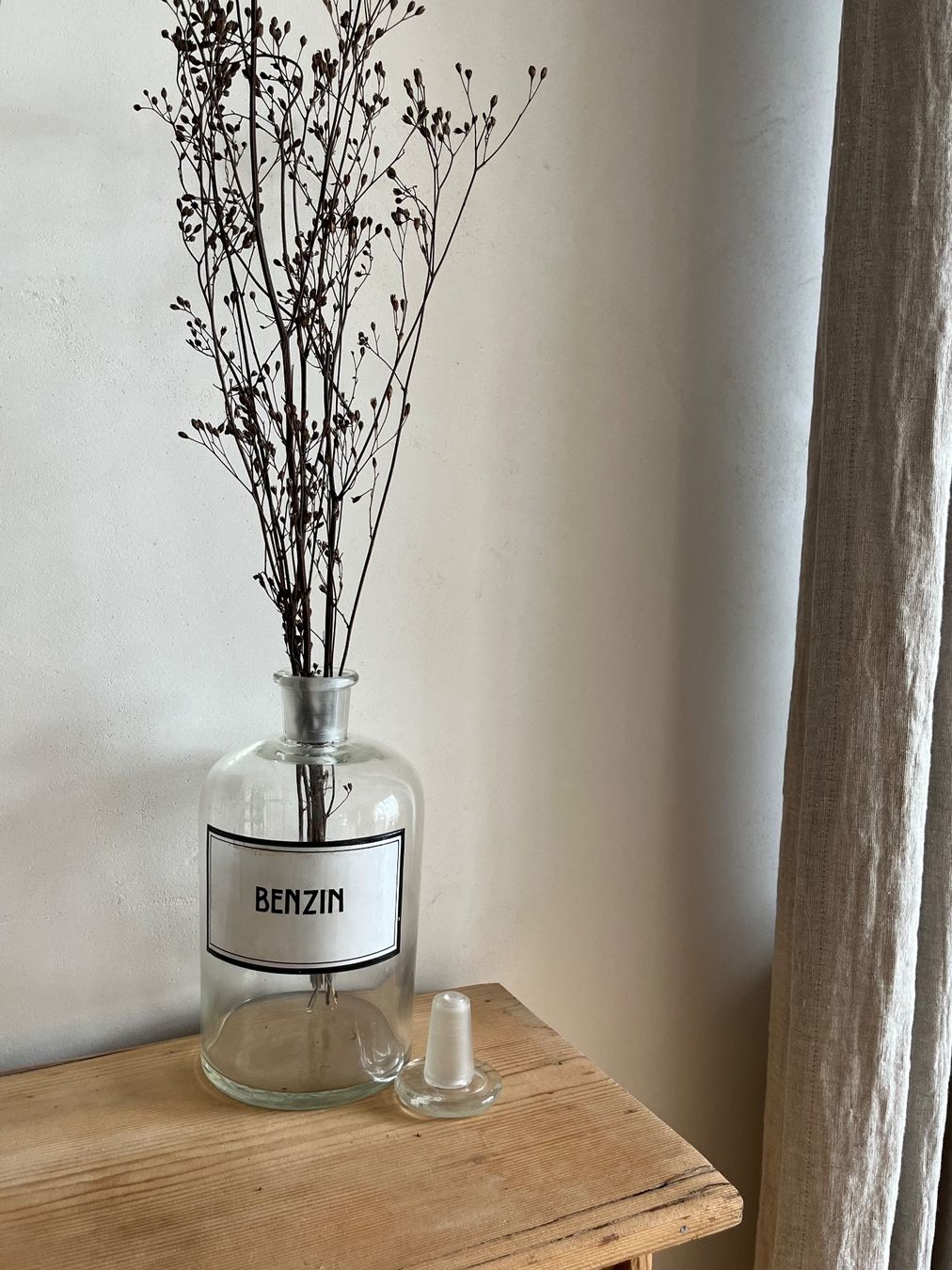 Accessori da laboratorio: Alte Apothekerflasche "Benzin" mit emaillierter Etikette – Usato da Steffisburg venduto da Reitschel5 1