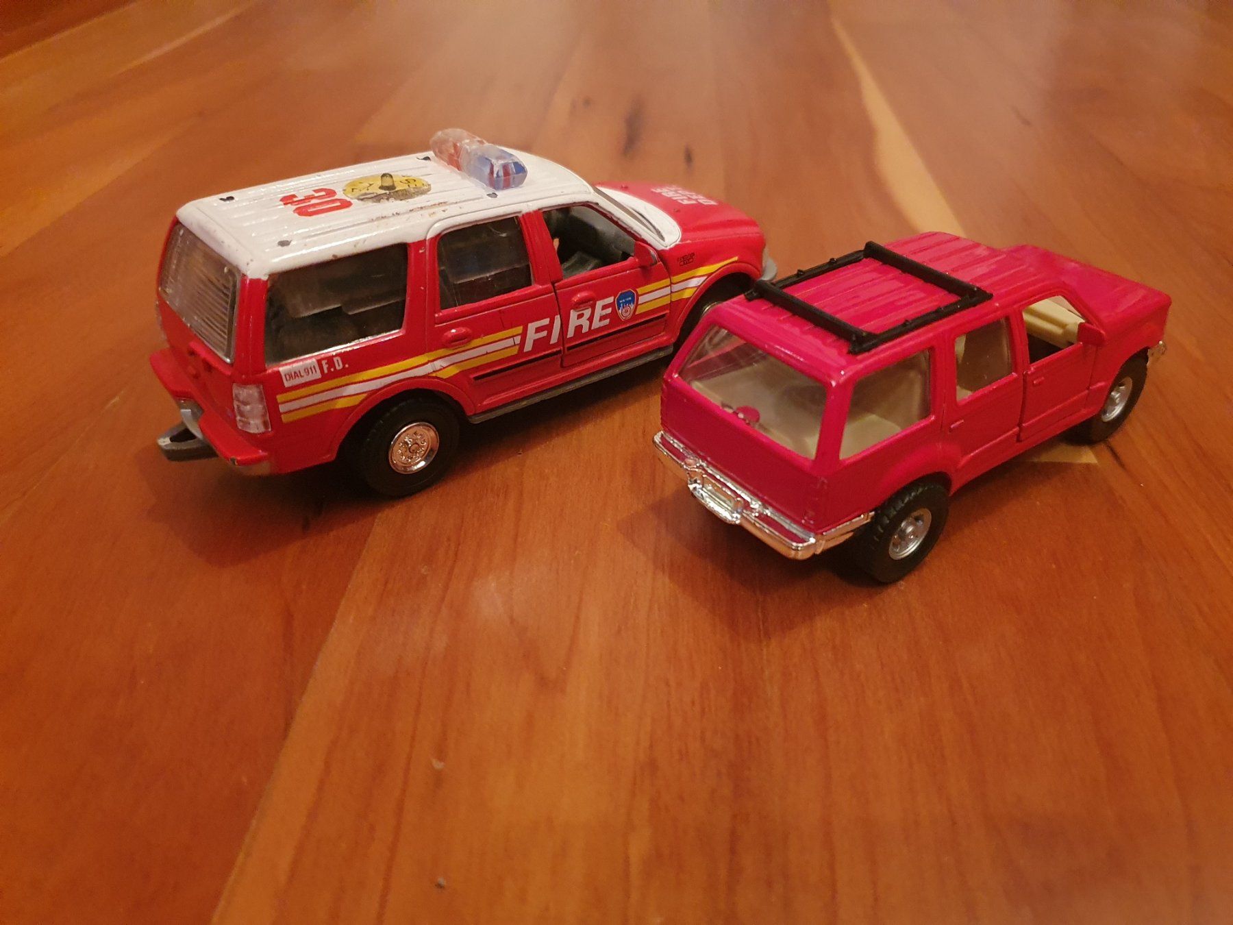 Ford Modellini d'auto: Ford SUV - 2 Stück – Usato da Triesen venduto da platzproblem1 1