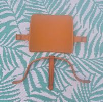 Stokke Tripp Trapp Holzbügel, Lederband, Lehne KIRSCHBRAUN