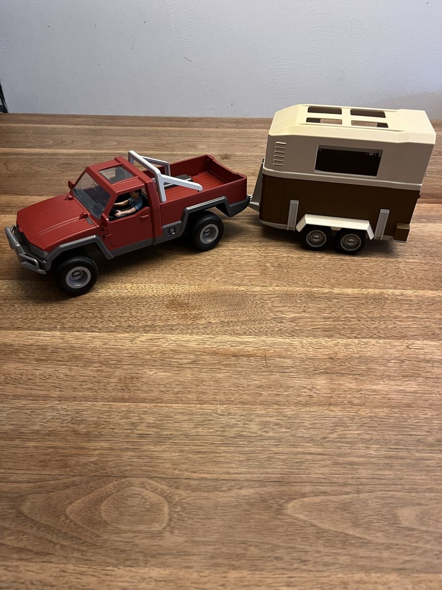 Schleich Giocattoli: Schleich Auto mit Anhänger – Usato da Weesen venduto da D0101D