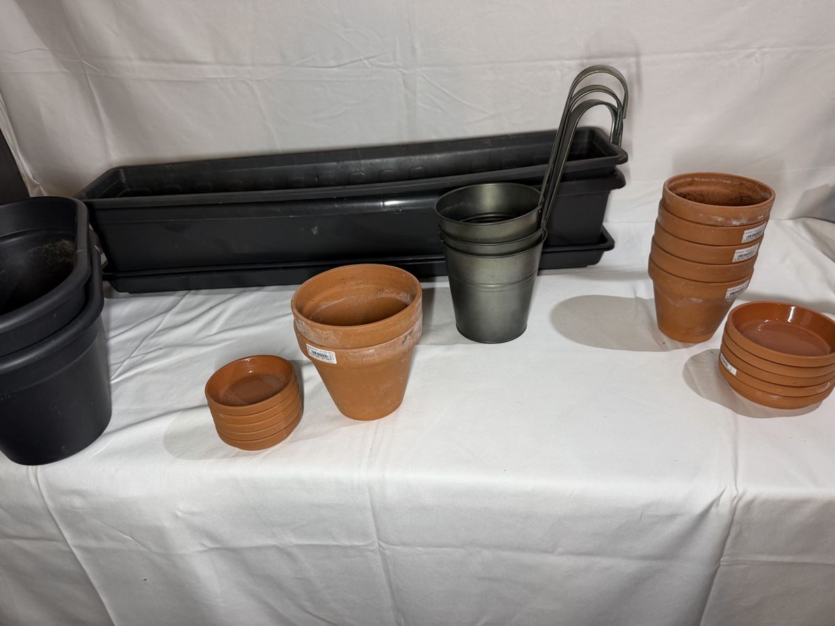 Pots de fleurs: Div. Pflanzentöpfe und unterstopfe  – D'occasion à Oberwil BL par Hariva 1