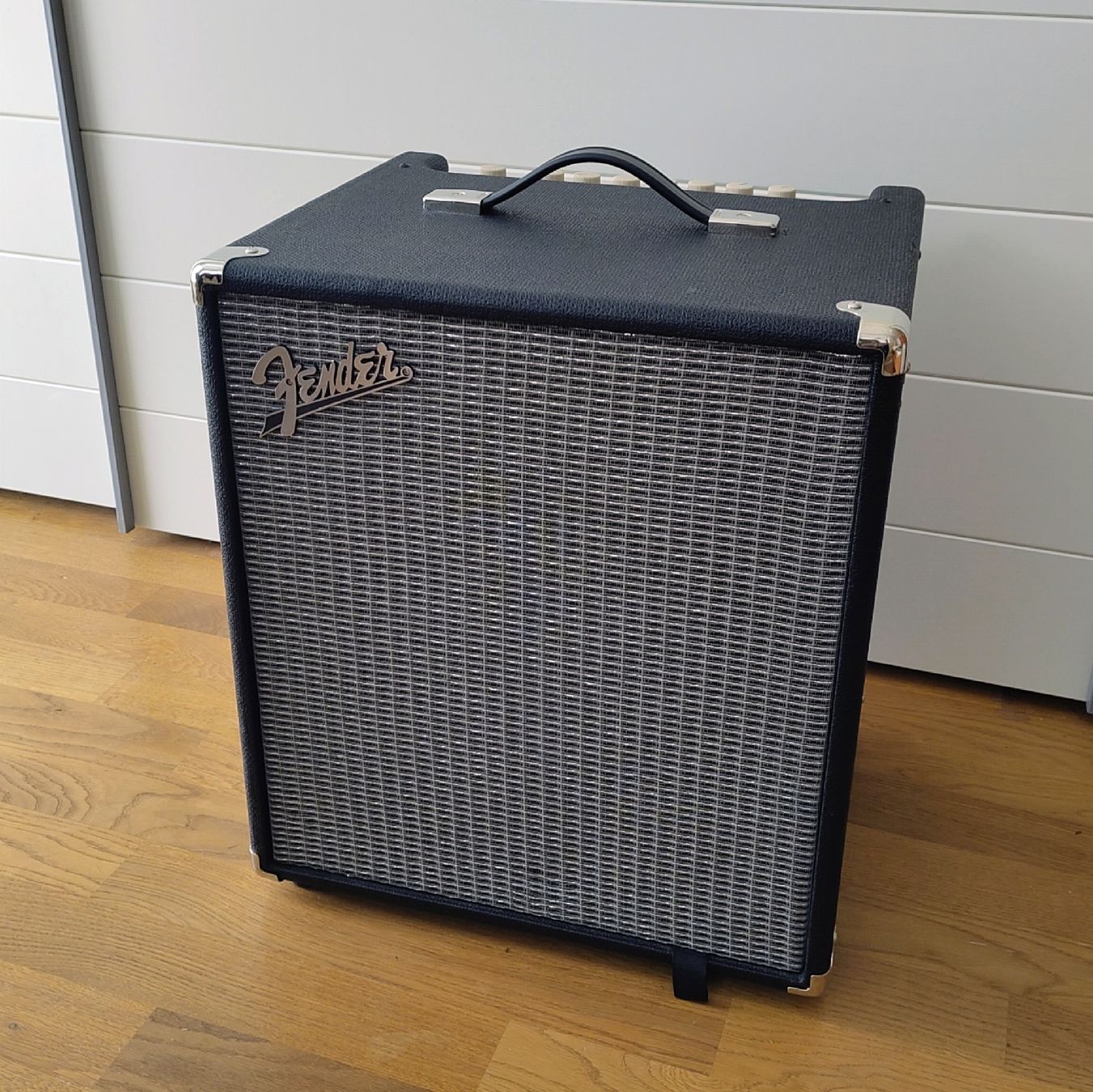 Fender Amplificatori: Fender Rumble 100 Basscombo mit Cover – Usato da Wabern venduto da Kos7