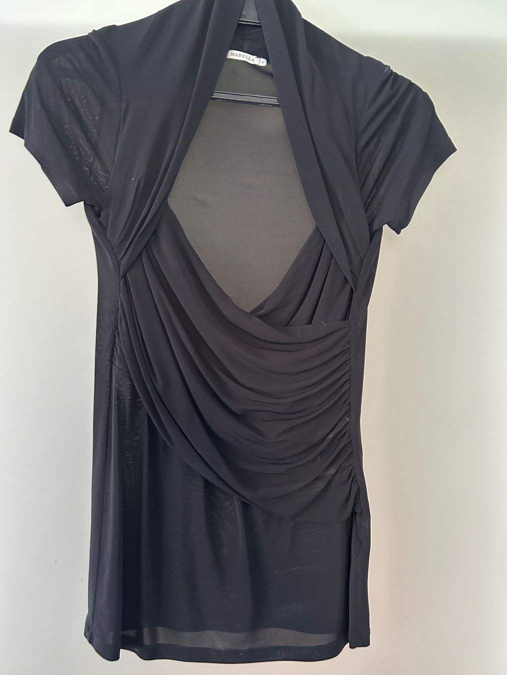 Top: Très joli haut noir taille 36 – Usato da Pully venduto da nisola