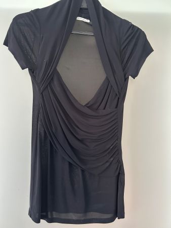 Très joli haut noir taille 36