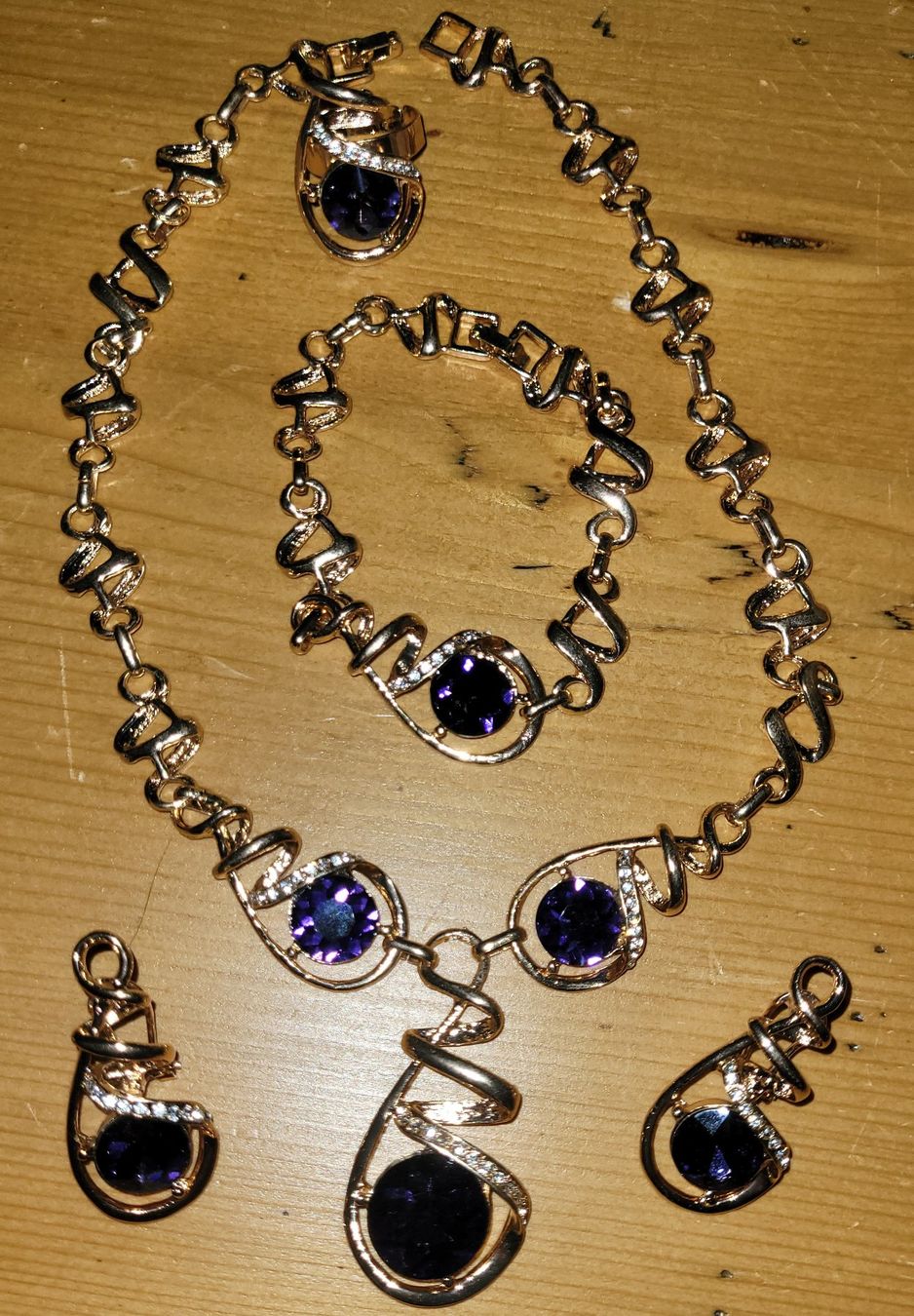 Sonstiger Schmuck: Goldfarbener Modeschmuck - Kombination mit violettem Stein – Neu (gemäss Beschreibung) aus Courtételle von Anais72