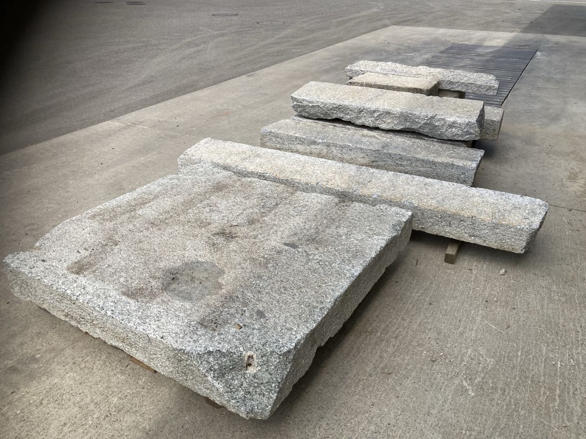 Pietre & tegole: Div Granit Fundament /treppentritte – Usato da Uerkheim venduto da Dealer-4813 2
