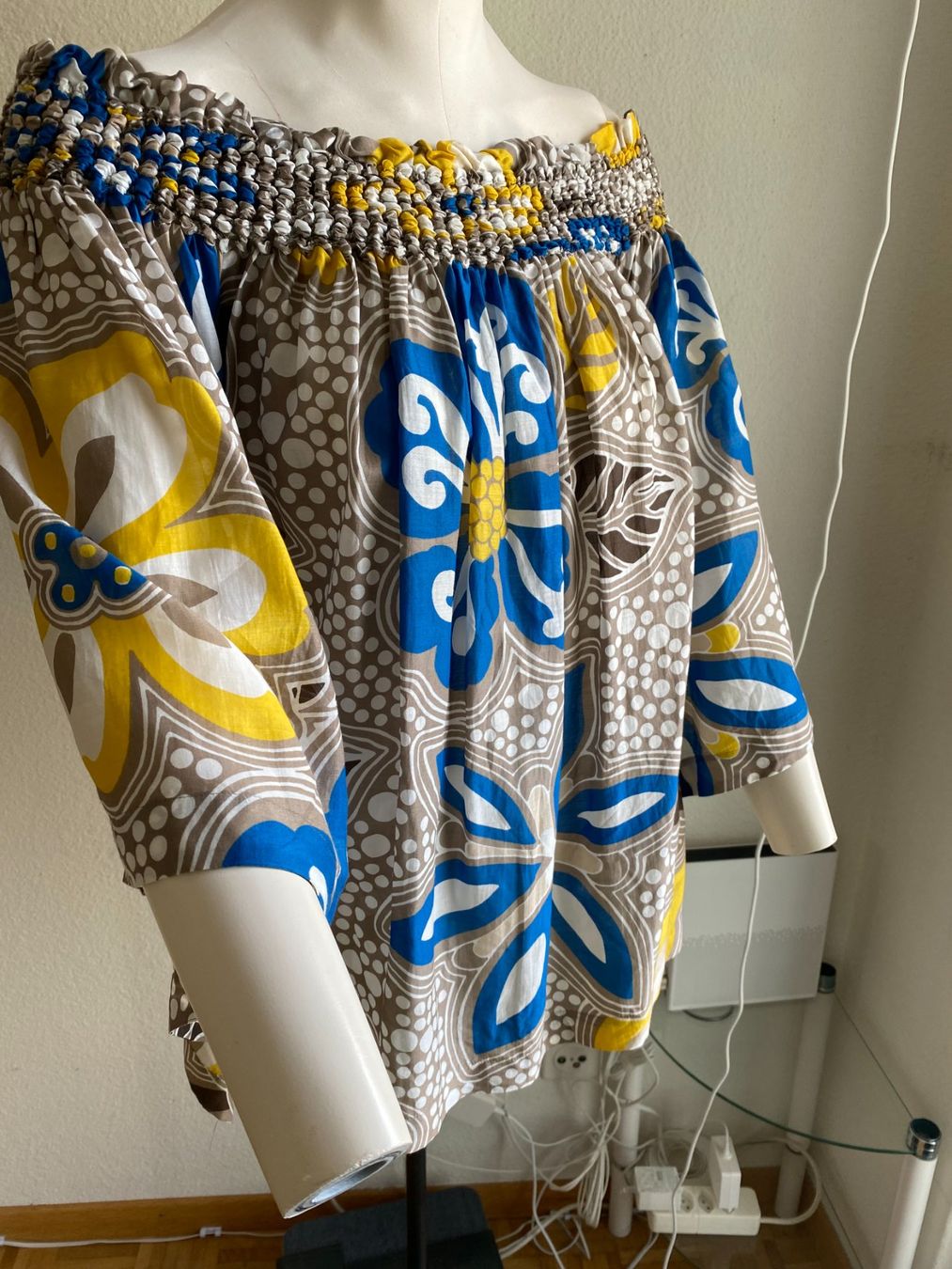 Escada Camicette: Escada Bluse mit Carmenausschnitt – Usato da Zürich venduto da Gemi