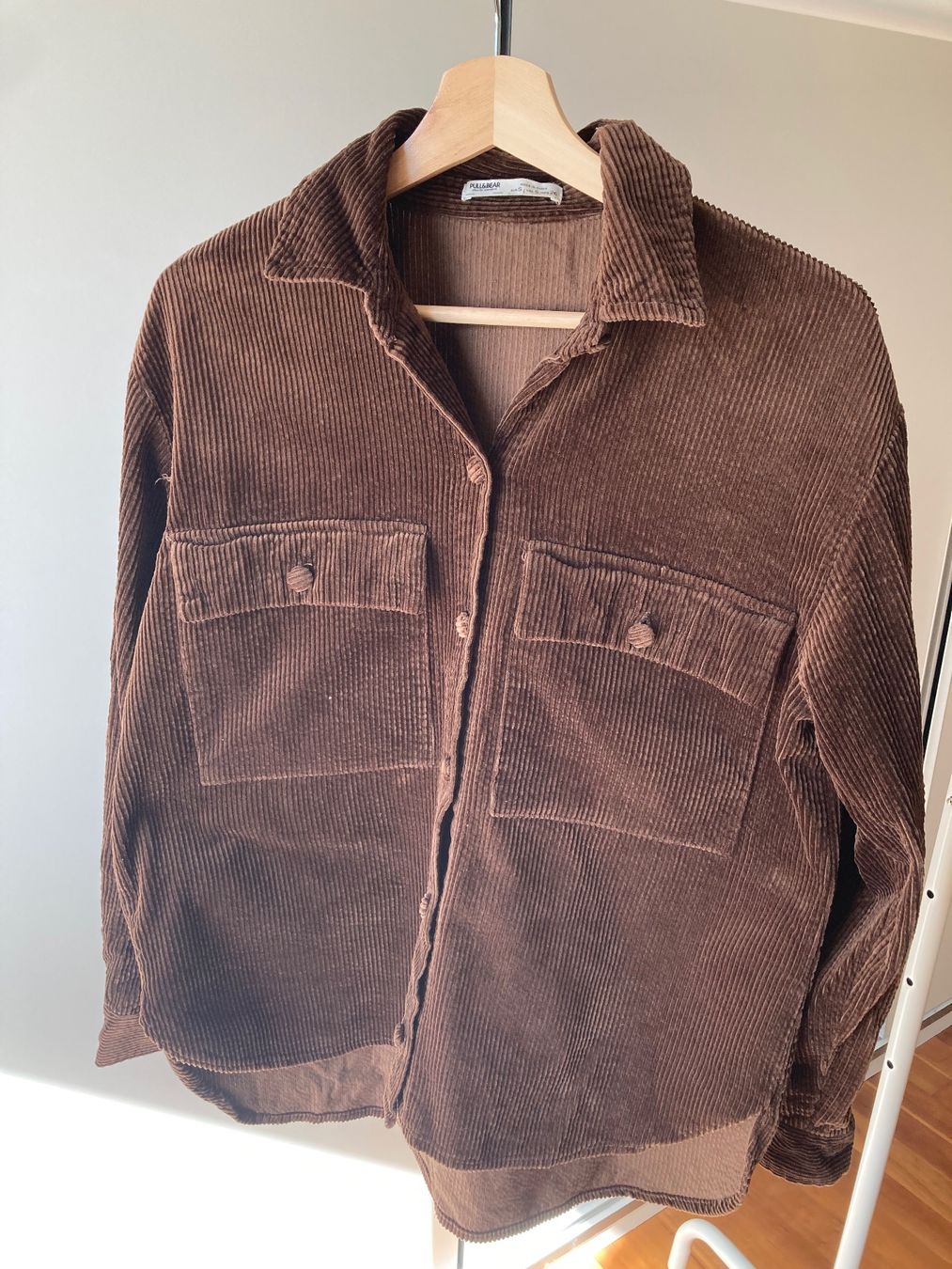 Pull&Bear Hemden: Pull & Bear oversized Cordhemd – Gebraucht aus Mörschwil von een_9yyh