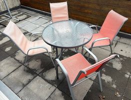 1 table et 4 chaises d'extérieur