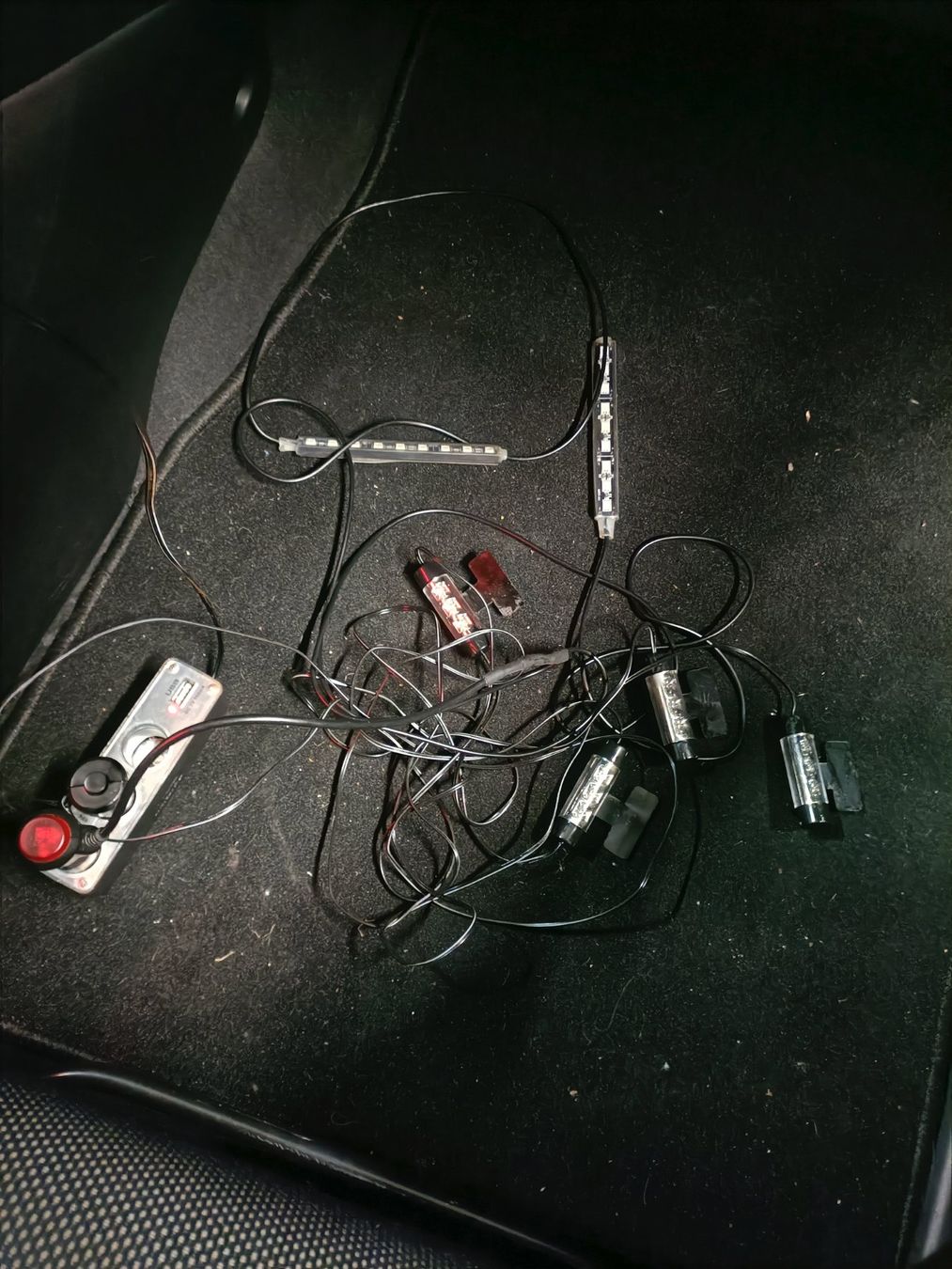 Tutti i ricambio: Auto LED Innenbeleuchtung Set mit Zigarettenanzünder & USB – Usato da Rickenbach b. Wil venduto da Mysterion4 1