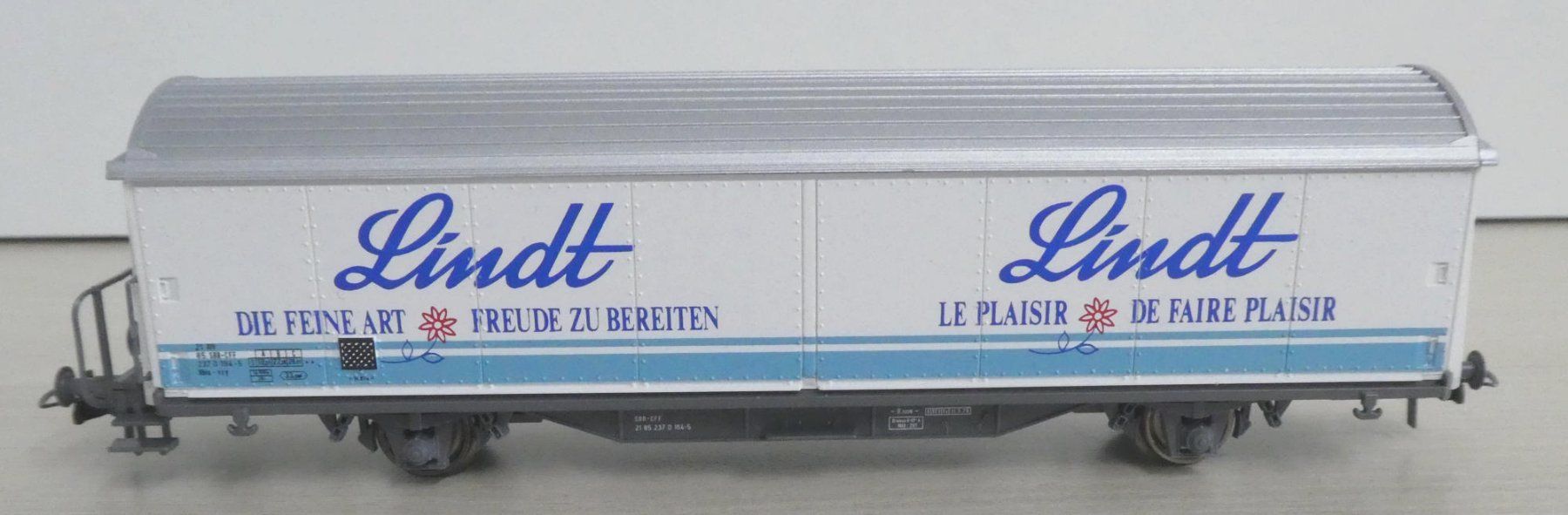 Roco Modellini di ferrovie: SBB Güterwagen Lindt  /  Roco / 2 - Achs / DC - Achsen – Usato da Chur venduto da Ost 1