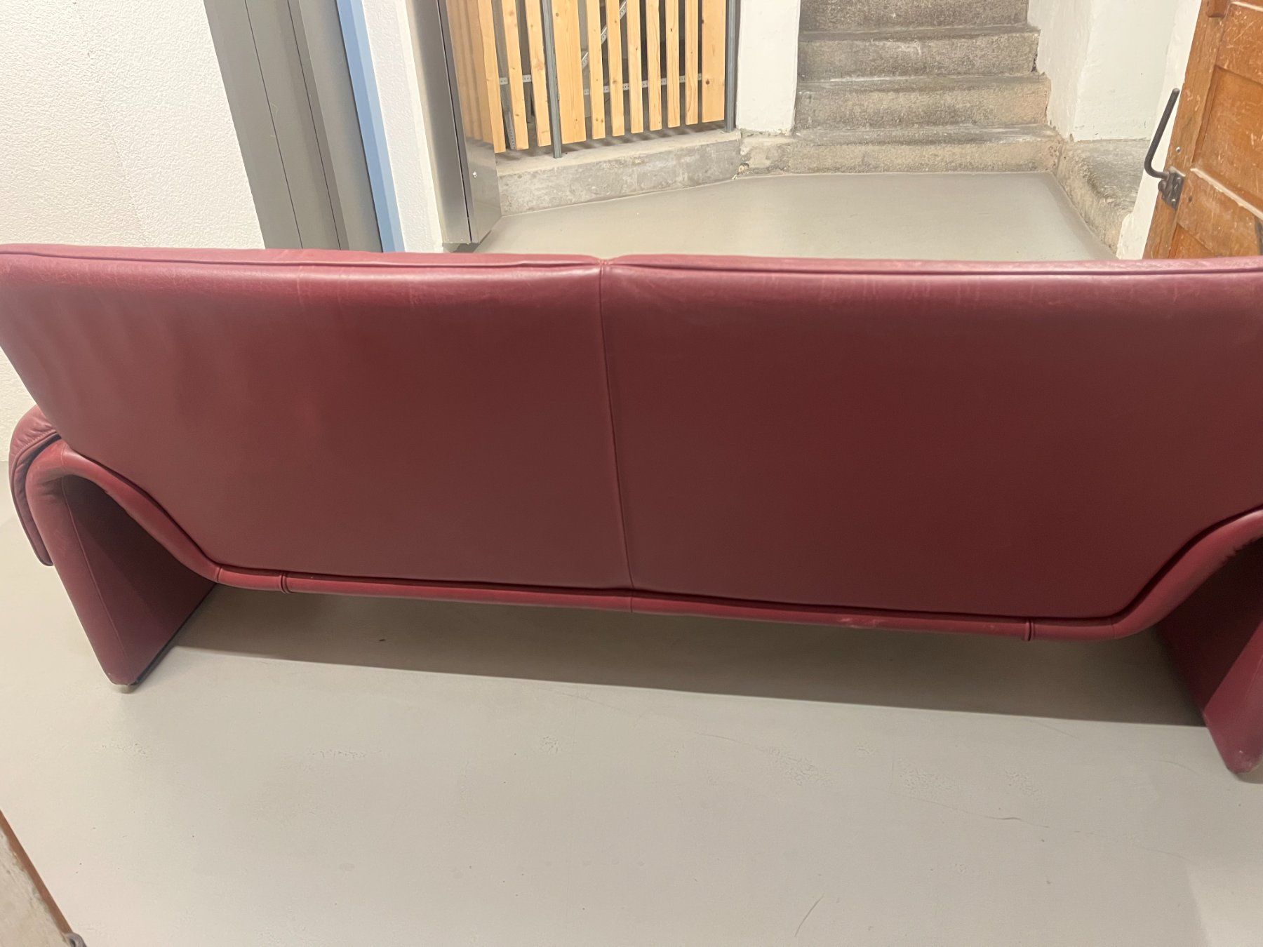 De Sede Divani: De Sede Sofa Modell 'DS-2011' in der Farbe Bordeaux – Usato da Zürich venduto da slay 5