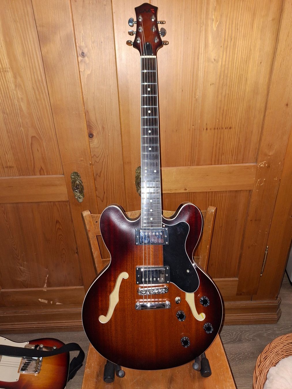 Strumenti musicali: Wunderschöne Halbakustik m. Supersound und Hammerhals – Nuovo (secondo la descrizione) da Gockhausen venduto da Ghschilling
