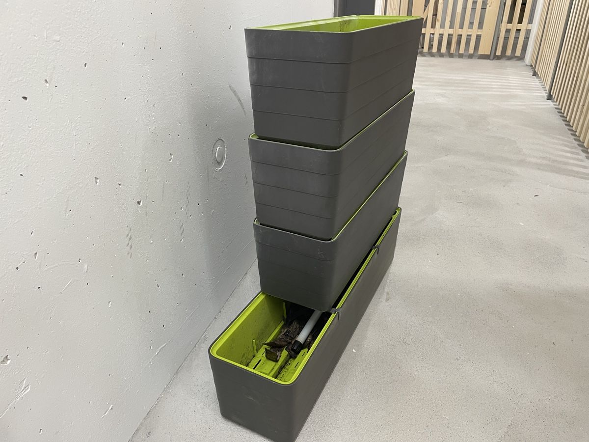 Blumentöpfe: 4 flower pots + holders – Gebraucht aus Au ZH von use_jgn2 2