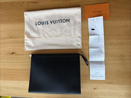Louis Vuitton Pochette Voyage MM Taiga Schwarz, Neuwertig!
