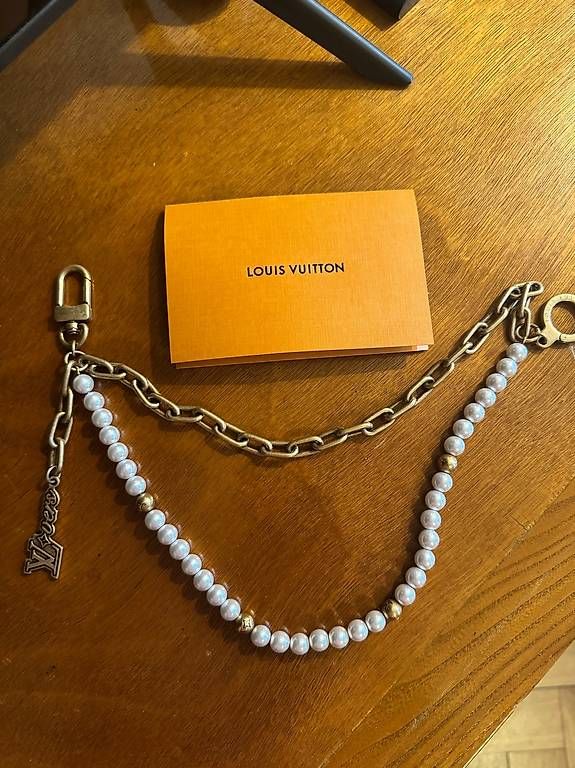 Sacs femmes: Louis Vuitton Pearl Chain  – D'occasion à Genève par gae_5vrx