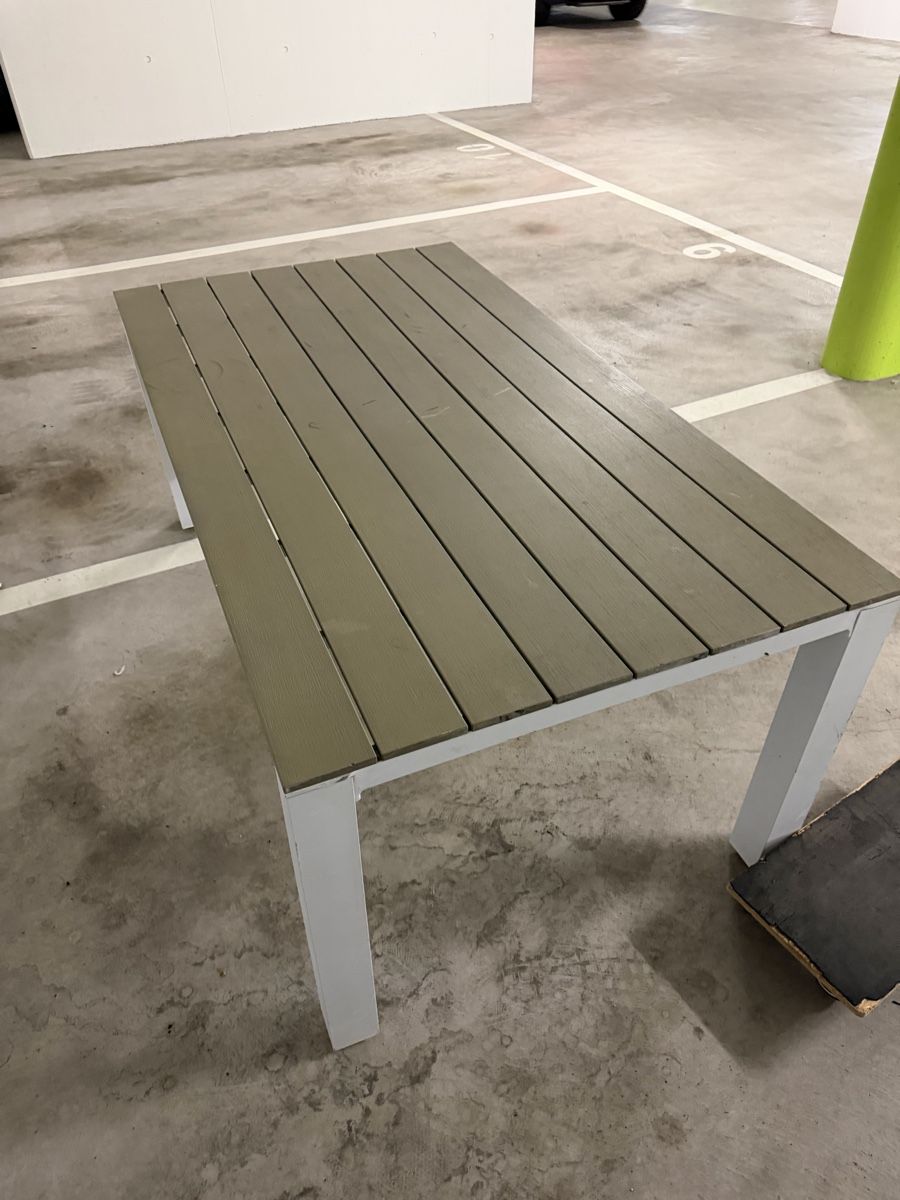 Maisons du monde Tische: Gartentisch Grau Weiss L 173cm – Gebraucht aus Effretikon von pizzamen 3
