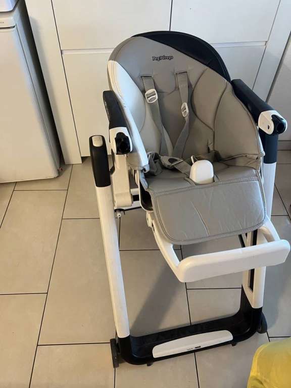 Peg Perego Hochstühle: Chaise haute Peg perego modèle siesta – Gebraucht aus Vicques von PAMB3D 1