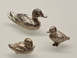 3 reizende, kleine Enten aus silberfarbenem Material