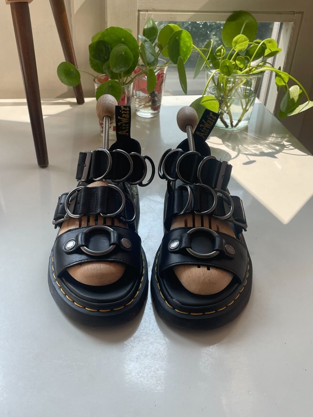 Dr. Martens Scarpe da uomo: Dr. Martens Gryphon Sandalen mit Metall- Ringen – Usato da Regensdorf venduto da amb_n5n7 1