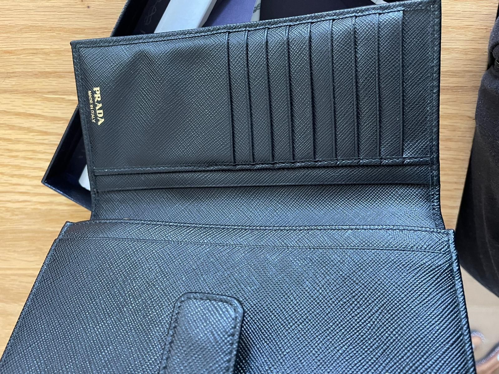 Prada Portemonnaie: Original PRADA Portemonnaie Schwarz Leder – Gebraucht aus Wolfertswil von Antiko 1